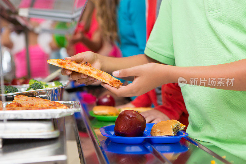 小学生在学校食堂排队选择健康/不健康食品